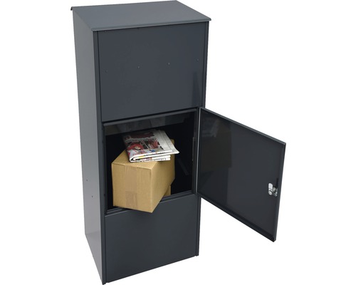 Brievenbus met pakketvak, geopend met krant en pakket