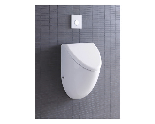 Wit urinoir met spoelknop aan grijze muur