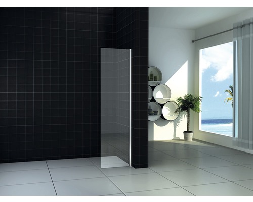 Douchecabine in badkamer met zwarte en witte tegels