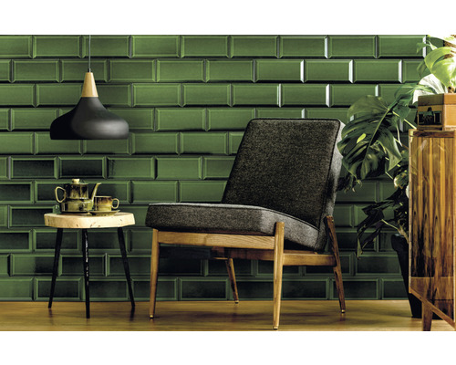 Woonkamer met groene tegels, fauteuil en bijzettafel