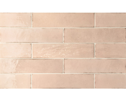 Rechthoekige, roze tegels op een muur