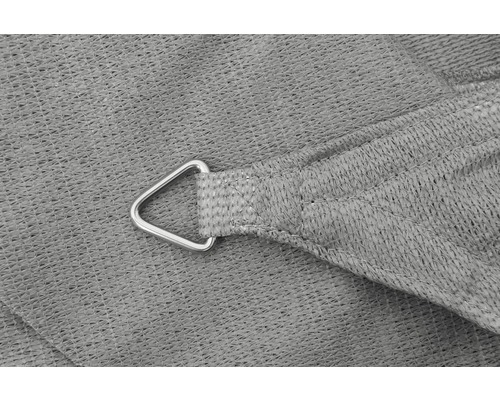 Detailopname van een zonnescherm met driehoekige ring voor bevestiging