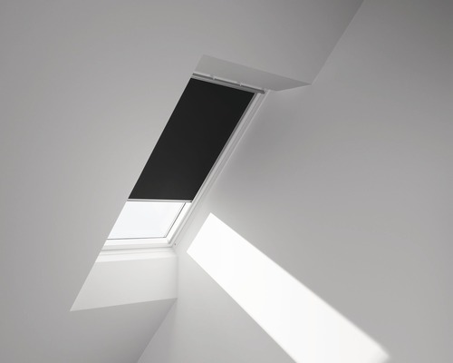 Dakvenster met verduisteringsgordijn in een lichte kamer.