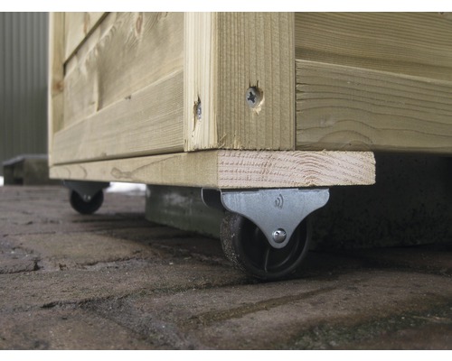 Detail van een houten kist met gemonteerde wielen voor gemakkelijke verplaatsing