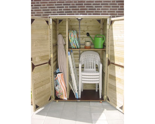 Houten tuinkast met open deuren, gevuld met tuinaccessoires