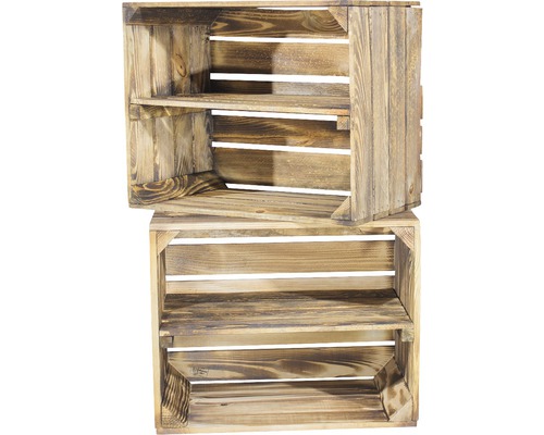 Twee bruine houten kisten met schappen gestapeld.