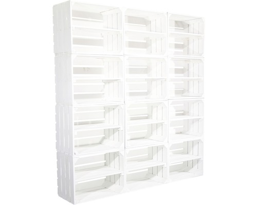 Rek gemaakt van meerdere witte houten kisten