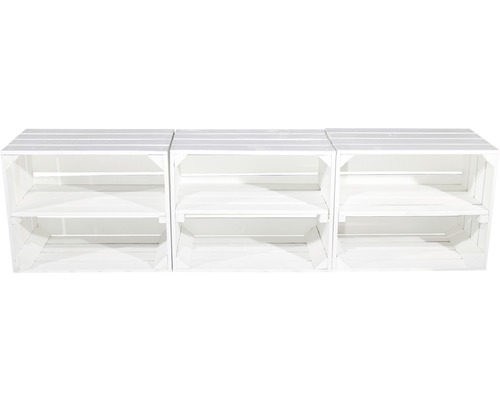 Drie witte houten kisten als rek