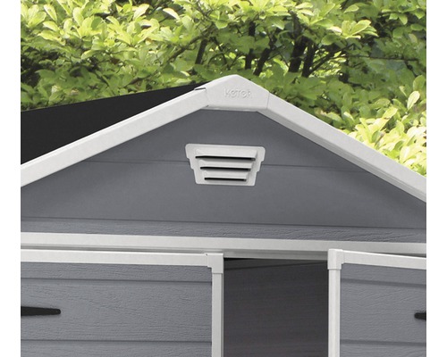 Detail van een tuinhuis met ventilatierooster