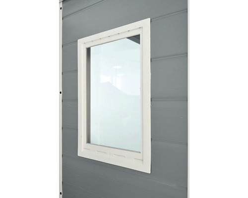 Raam met frame in een tuinhuis