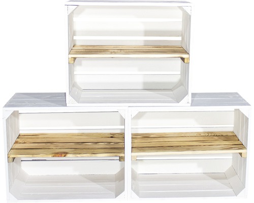 VINTAGE MÖBEL Vintage fruitkist wit met plank gevlamd 50x30x40 cm 3 stuks Drie witte houten kisten met houten planken gestapeld.
