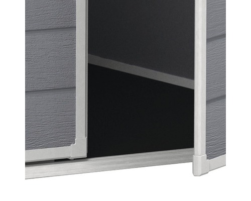 Detailopname van een open deur van een tuinhuis