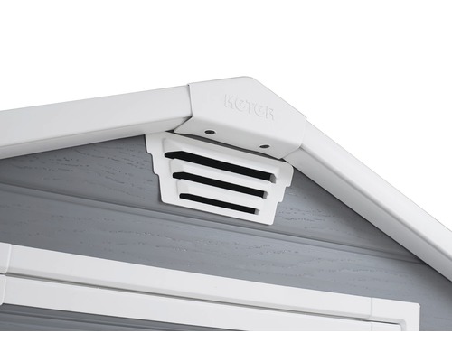 Detailopname van een tuinhuis met ventilatierooster en Keter logo