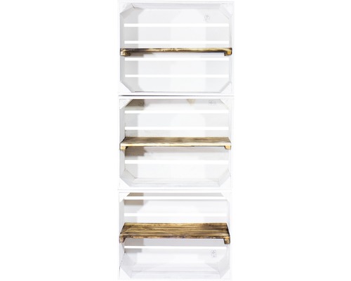 Drie witte houten kisten met planken