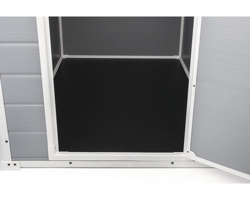 Binnenaanzicht van een tuinhuis met open deur