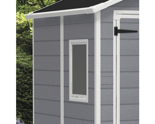 Detail van een tuinhuis met raam en deur