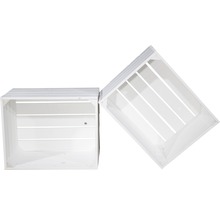 Twee witte houten kisten