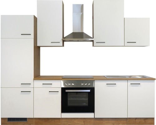 Complete keuken met bovenkasten, afzuigkap, elektrisch fornuis en spoelbak.