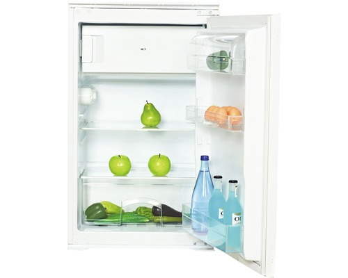 Geopende koelkast gevuld met voedsel