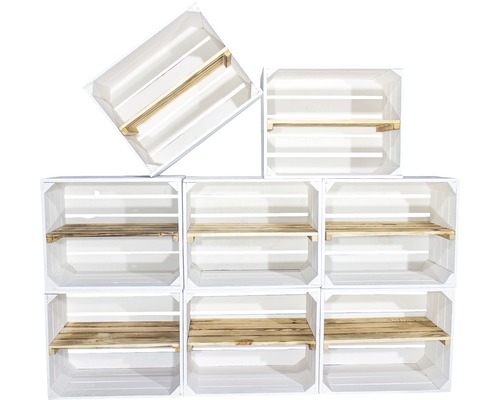 Gestapelde witte houten kratten met schappen