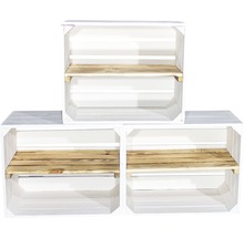 Drie witte houten kratten met een houten plank