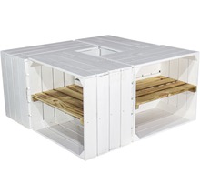 Vierkante salontafel van vier witte houten kisten met planken