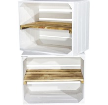 Twee witte houten kisten met planken