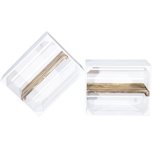 Twee witte houten kratten