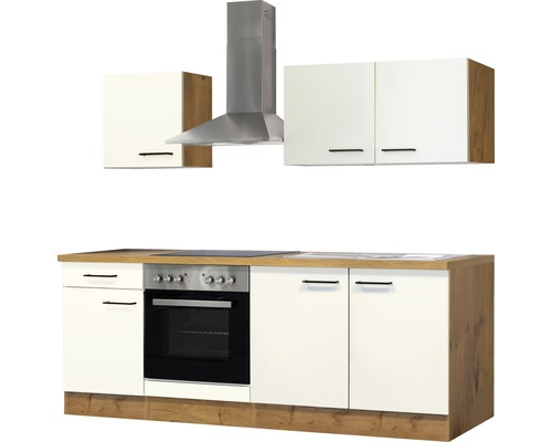 Keuken met bovenkasten, afzuigkap, fornuis en spoelbak