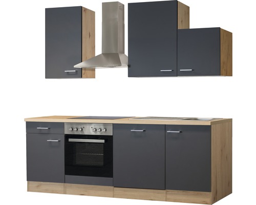 Keuken met bovenkasten, afzuigkap, spoelbak, kookplaat en oven