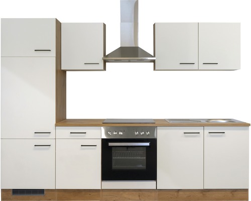 Keuken met bovenkasten, afzuigkap, fornuis en spoelbak