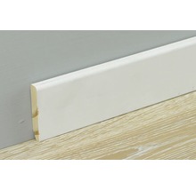 Witte houten plint aan muur en vloer