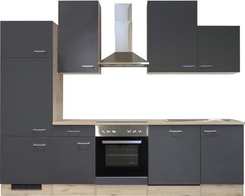 Keuken met bovenkasten en afzuigkap