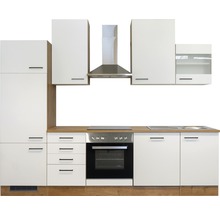 Keuken met bovenkasten, afzuigkap, fornuis en spoelbak