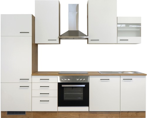 Keuken met bovenkasten, afzuigkap, fornuis en spoelbak