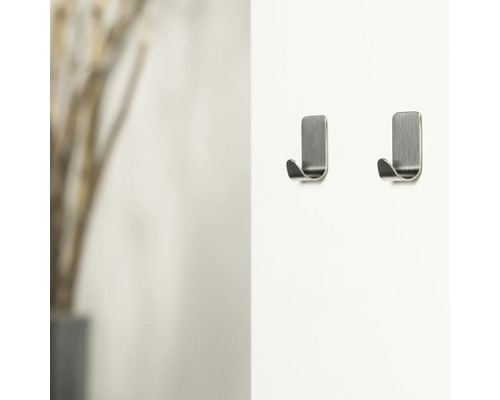 Twee metalen haken voor wandmontage