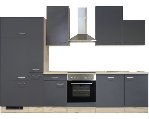 Keuken met bovenkasten, spoelbak, kookplaat en afzuigkap