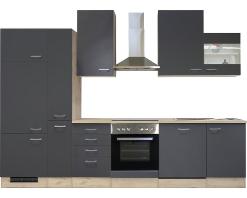 Complete keuken met grijze kasten, afzuigkap en inbouwoven.