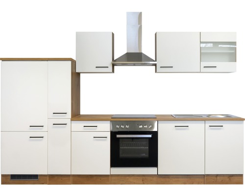 Keuken met bovenkasten, afzuigkap en inbouwfornuis