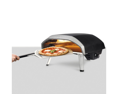 Ooni pizzaoven met pizza op een pizzaschep