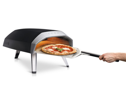 Ooni pizzaoven met pizza op pizzaschep