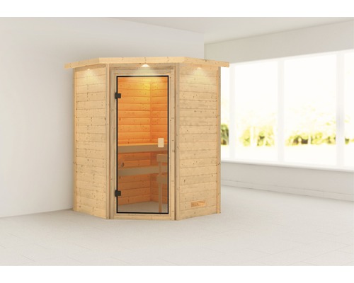 Houten sauna met glazen deur in een lichte ruimte