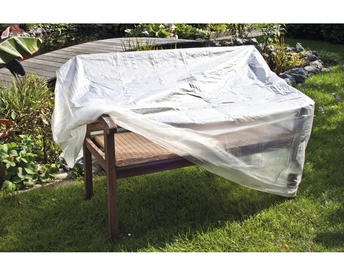 Tuinbank afgedekt met transparant beschermzeil in de tuin