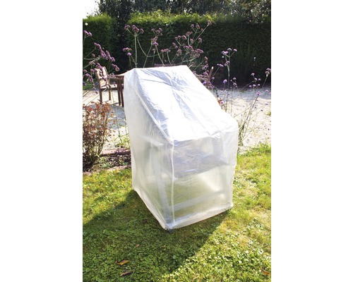 Tuinmeubilair met beschermhoes in de tuin