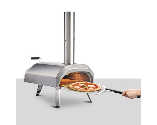 Ooni pizzaoven van roestvrij staal met pizza op pizzaschep