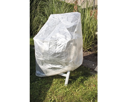 Afgedekte tuinstoel met transparante beschermhoes in de tuin
