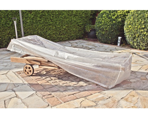 Afgedekte tuinligstoel met wielen op een terras