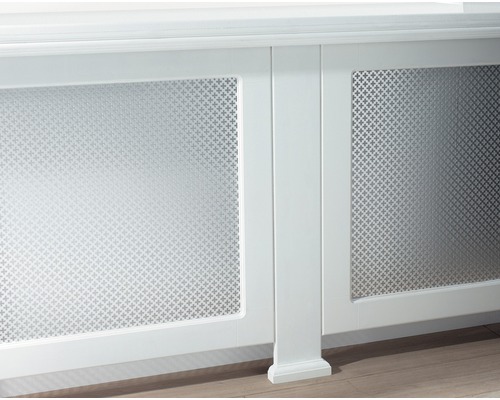 Detail van een witte radiatorombouw met patroon