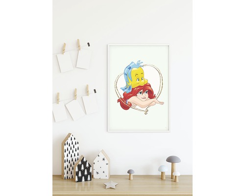 Ingelijste afbeelding van Ariël en Botje aan een witte muur