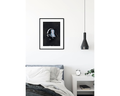 Ingelijste poster met Darth Vader helm boven een bed